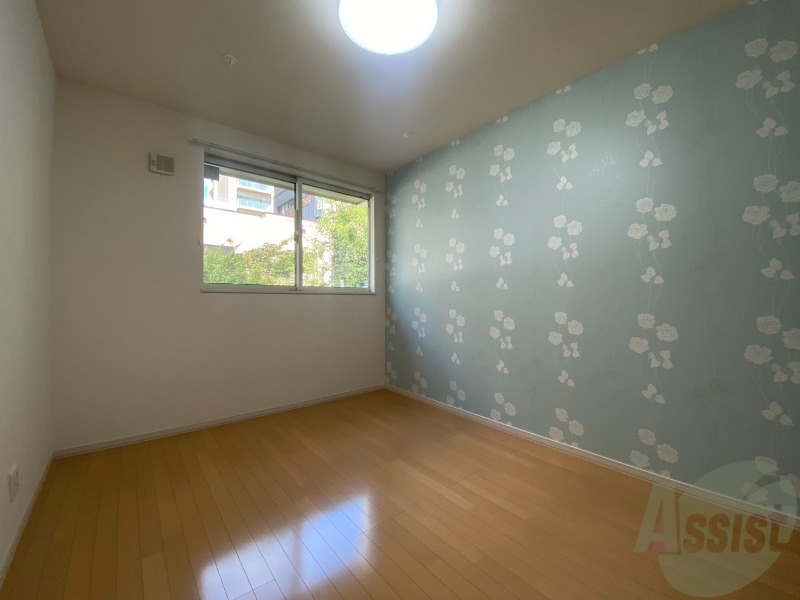 その他部屋・スペース　寝室はこちらです。光が差し込む、温かみのあるお部屋です。