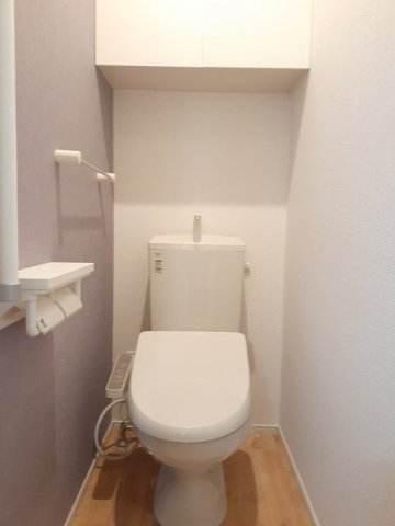 トイレ　落ち着いた色調のトイレです