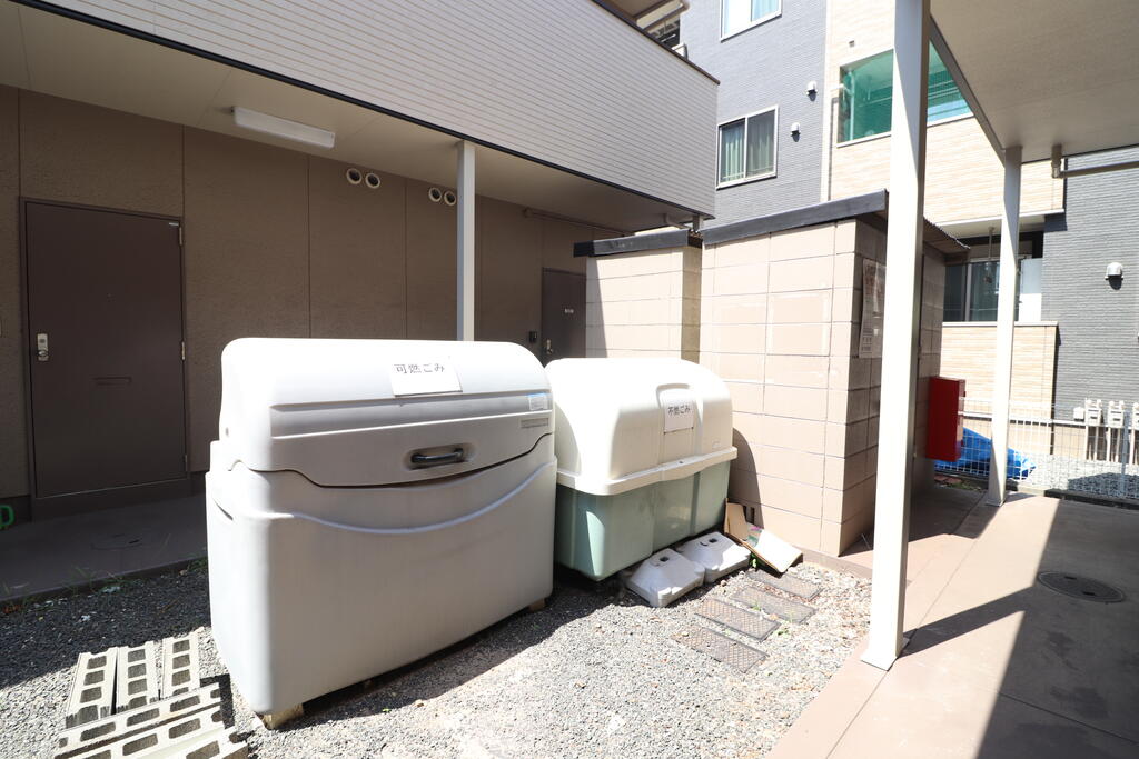 その他　敷地内にはゴミ置き場も♪