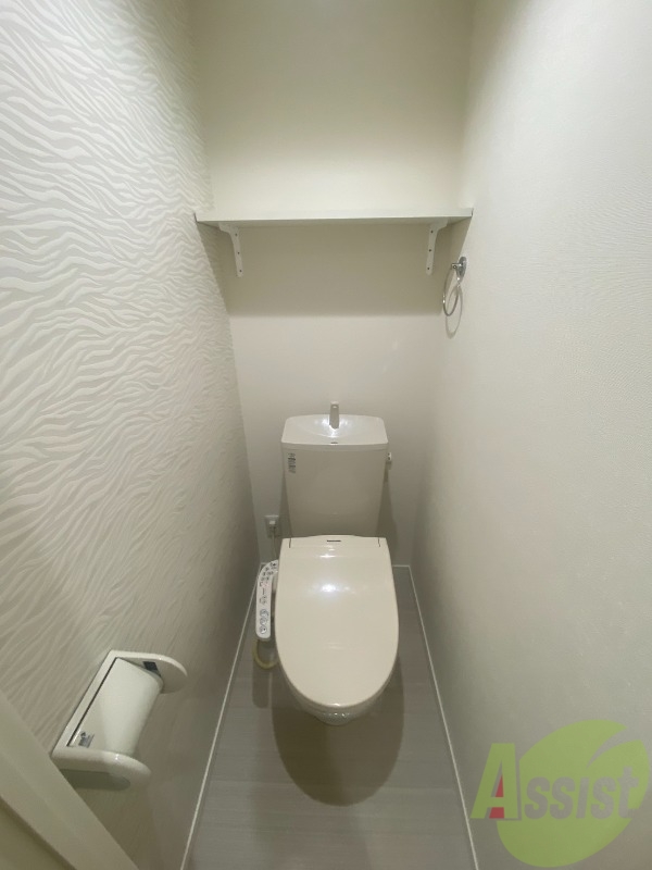 トイレ　トイレは温水洗浄便座付きで上部には収納スペースも！