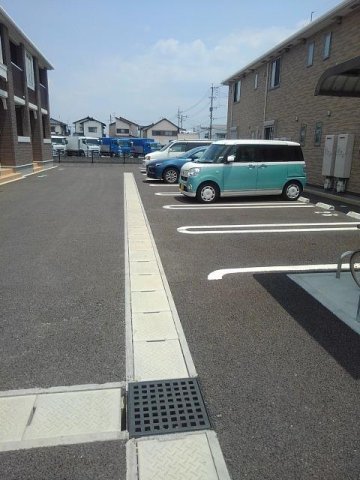 駐車場　駐車場があるので、車を買う予定の方も安心です