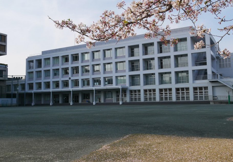 中学校　港区立三田中学校（中学校）まで660m