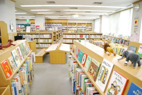図書館　調布市立中央図書館（図書館）まで736m