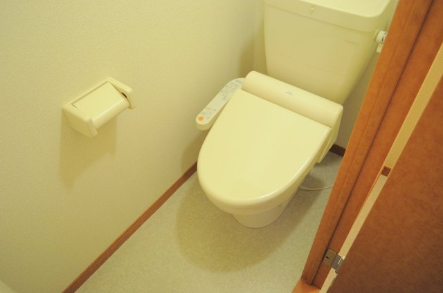 トイレ　トイレ　温水洗浄便座設置済み