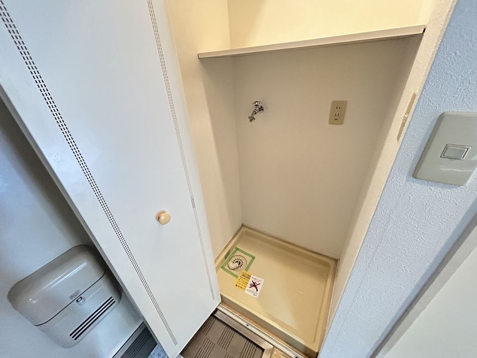 収納　ハンガーパイプ付き３段収納です