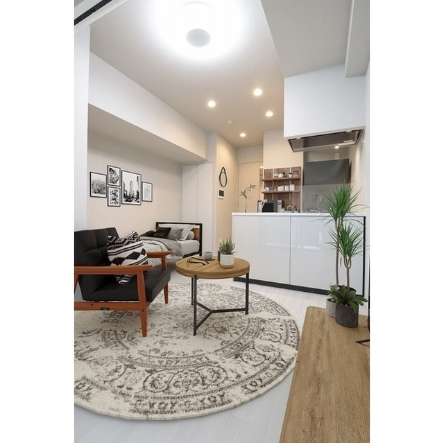 居室・リビング　家具・調度品等はＣＧ　加工です。実際の賃貸住居　には含まれま