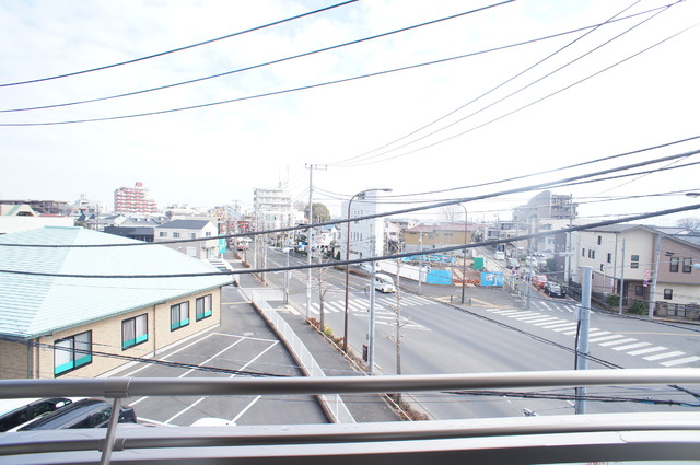 眺望　バルコニーからの景色です！圧迫感がないので暮らしやすい♪