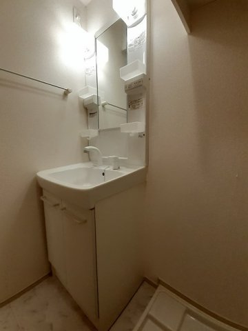 洗面設備　ゆったりとスペースのある洗面所