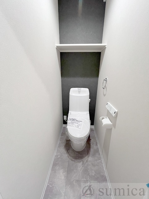トイレ　人気アイテムの温水洗浄便座。清潔感のあるトイレです。