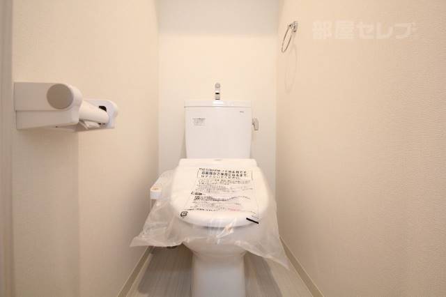 トイレ　※７０７号室室内参照　階数によって色が異なります