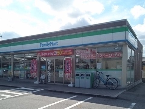 その他　ファミリーマート富山本郷店まで800m