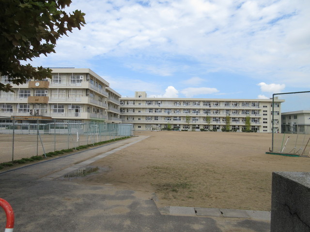 中学校　山室中学校（中学校）まで908m