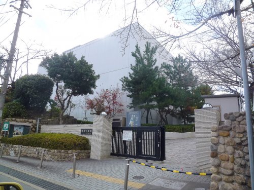 小学校　雲雀丘学園小学校（小学校）まで675m