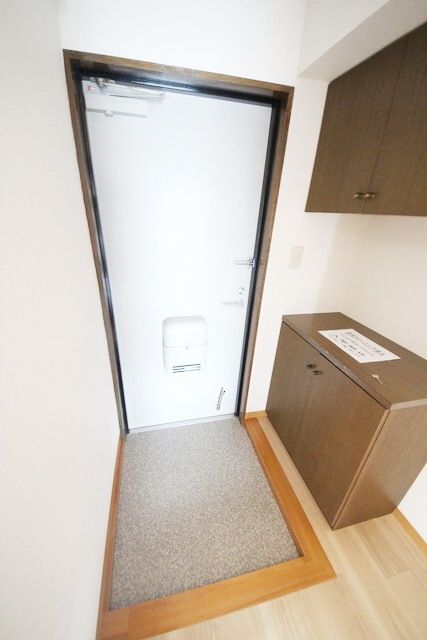 玄関　同物件別部屋写真