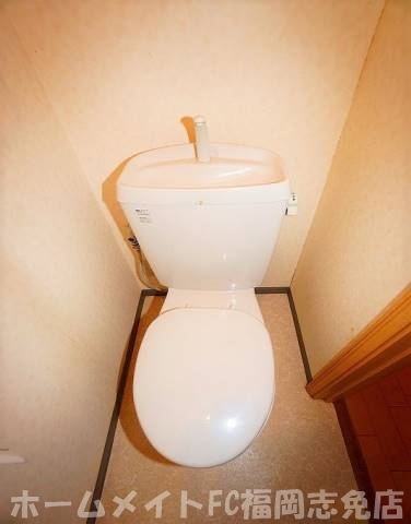 地下鉄空港線 福岡空港駅 徒歩20分 2階建 築24年のトイレ写真