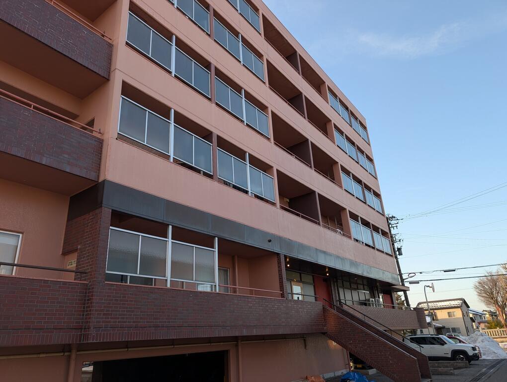 建物外観　鉄筋コンクリート造6階建て　エレベーターあり