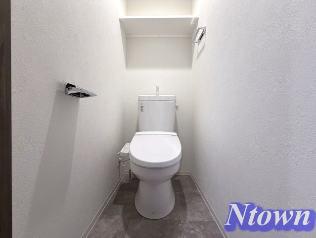 トイレ　落ち着いた色調のトイレです