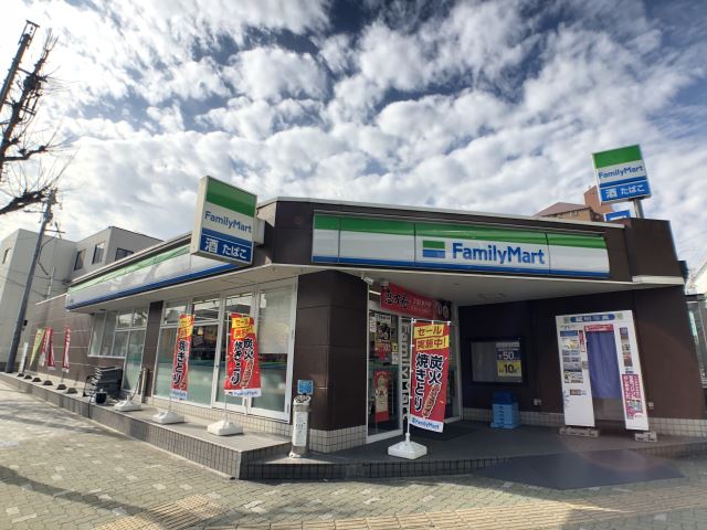 コンビニ　ファミリーマート（コンビニ）まで520m
