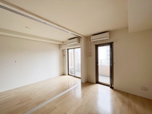 ロイヤルパークスERささしま EASTの居間写真