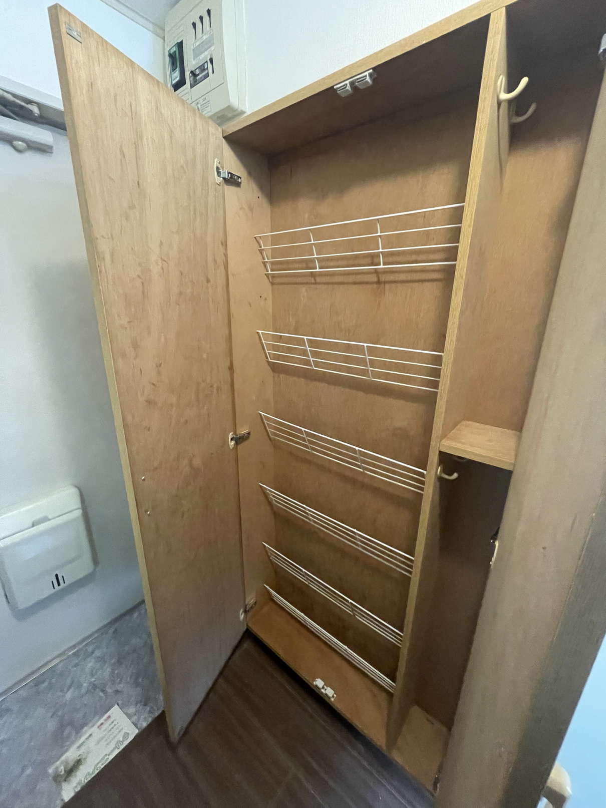 玄関　※同物件別号室の参考写真です。