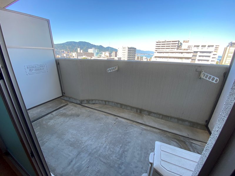 バルコニー　入居前に撮影した写真です。退去後改装する為、変更になる場合が