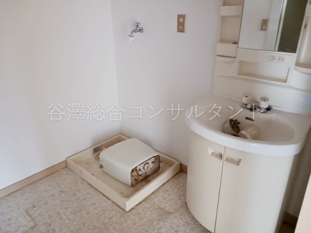 洗面設備　リフォーム中の写真です