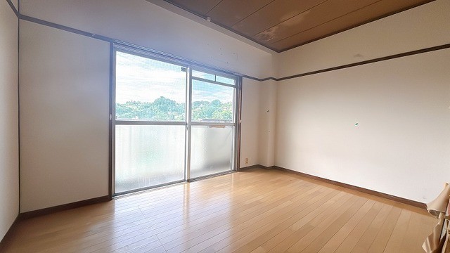 植木セメントビルの居間写真