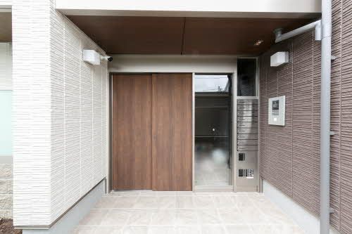 エントランス　オートロック付きの共用玄関