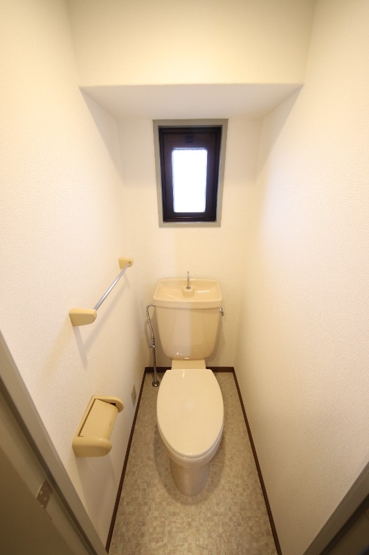 阪神本線 武庫川駅 徒歩3分 15階建 築33年のトイレ写真
