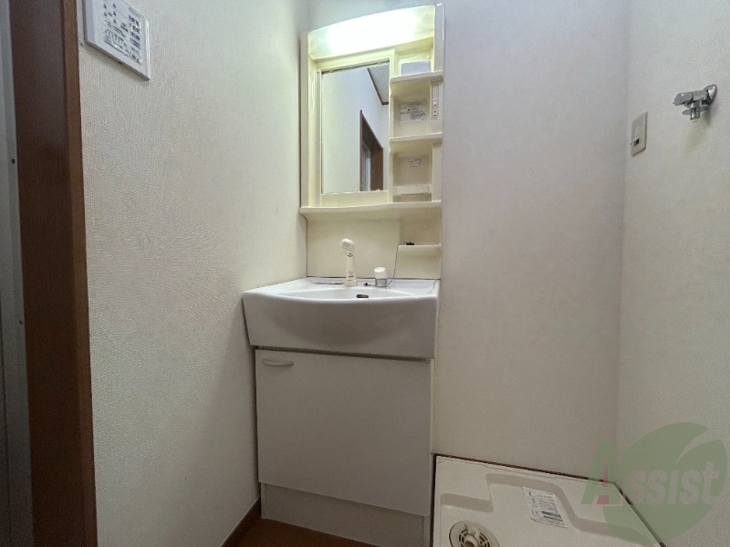 洗面設備　洗面台はシンプルなつくりで手入れがしやすそうですね。