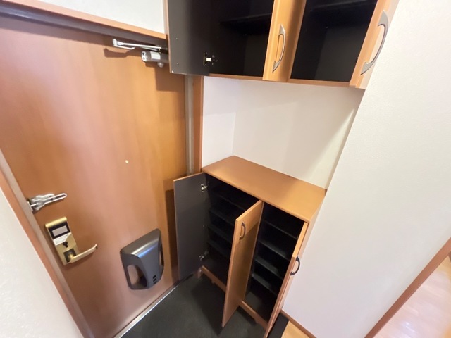 地下鉄桜通線 徳重駅 バス乗車時間：9分 最寄りバス停で下車 徒歩3分 3階建 築19年の玄関写真