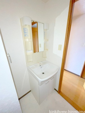 洗面設備　写真は別のお部屋です。（同タイプ）