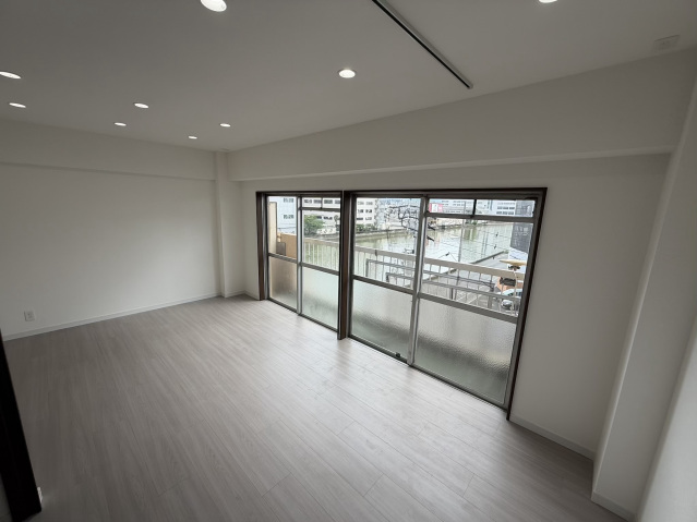 ＪＲ山陽本線 天神川駅 徒歩8分 7階建 築54年の居間写真