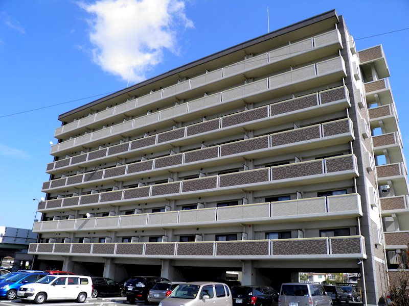 建物外観　駐車場敷地内。設備充実。