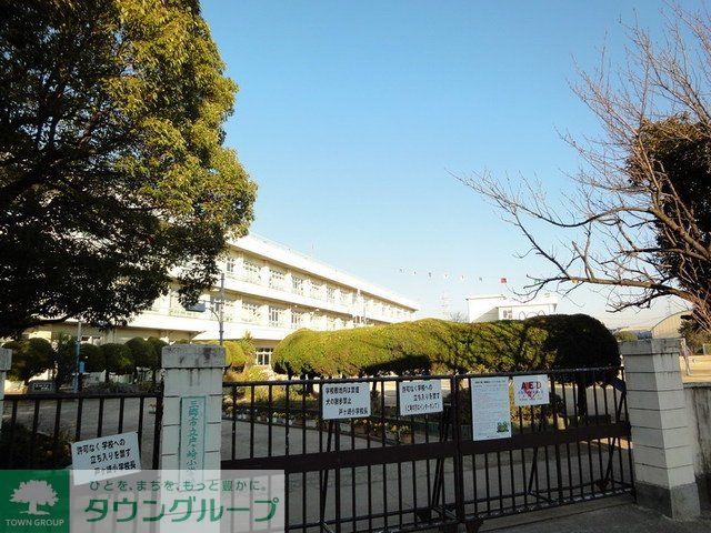 小学校　三郷市立戸ケ崎小学校（小学校）まで369m