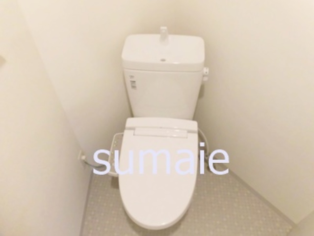 トイレ　温水洗浄機能付トイレです