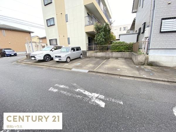 駐車場　駐車場の空き状況はご確認ください