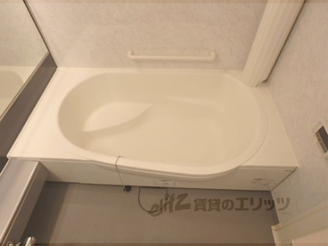 バス・シャワールーム　綺麗で広いお風呂です。