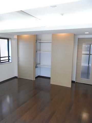 居室・リビング　★角部屋２面採光のあかるお部屋です★