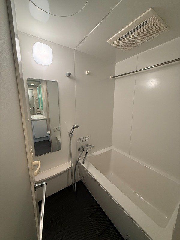 バス・シャワールーム　※同タイプの別のお部屋です。