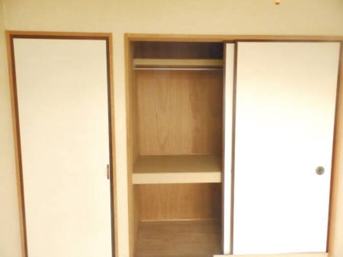 居室・リビング　303 和室押入(          有り)
