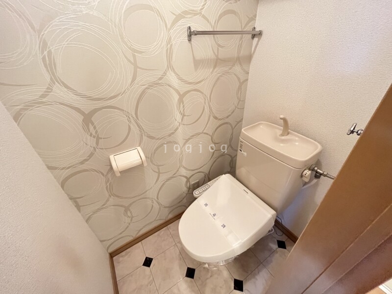トイレ　嬉しい温水洗浄便座付きのトイレです。