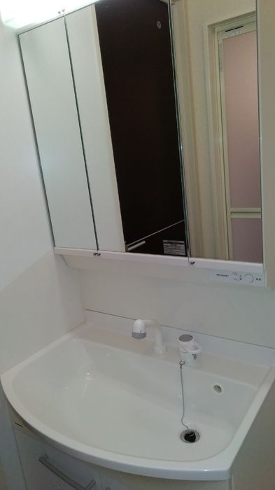 洗面設備　明るい洗面所です