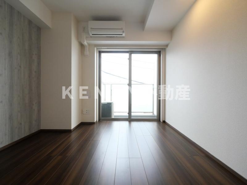 その他部屋・スペース　落ち着いた色調の寝室です