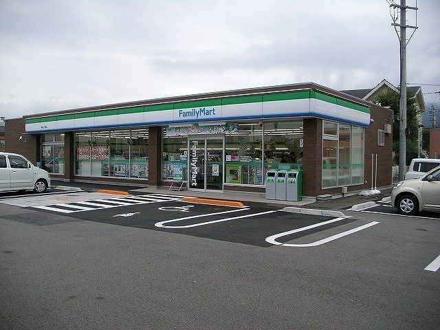 コンビニ　ファミリーマートさん（コンビニ）まで650m