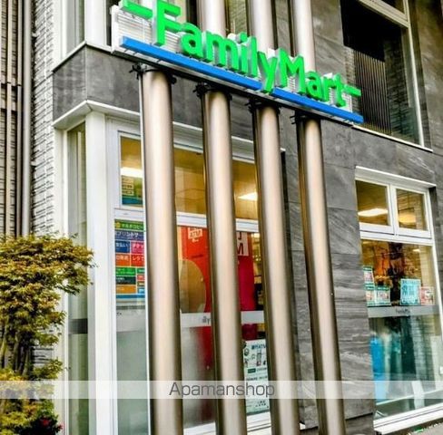 コンビニ　ファミリーマート神宮前五丁目南店（コンビニ）まで535m