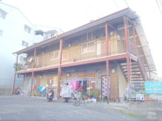 京都市西京区樫原中垣外のアパートの建物外観