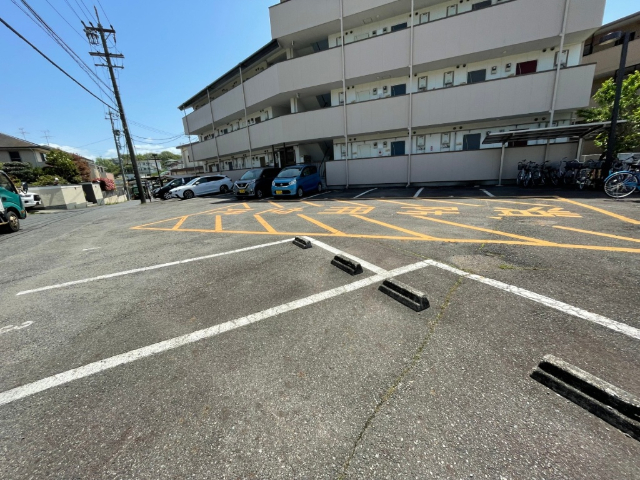 【日進市北新町のマンションの駐車場】