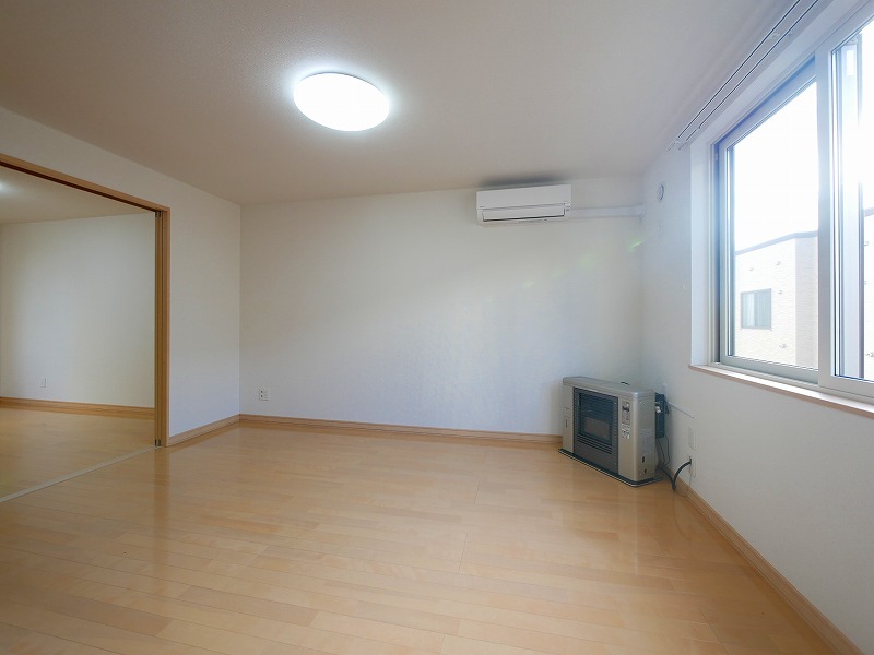 居室・リビング　白を基調としたシンプルなリビングです♪