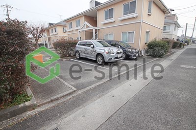 駐車場　個人の部屋や寝室として使える洋室です